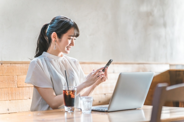 カフェで作業する女性